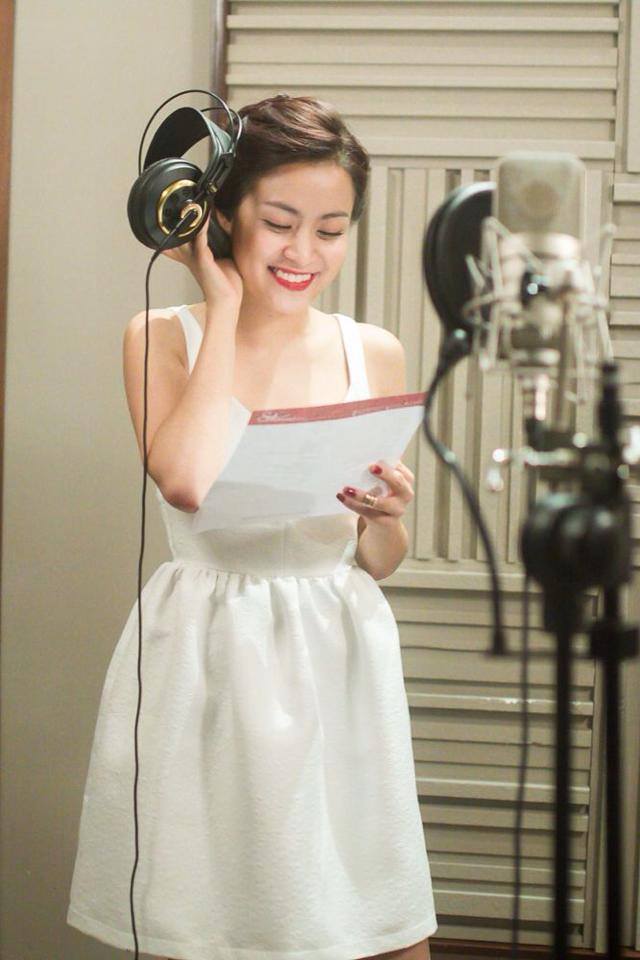 Hoàng Thùy Linh xinh như thiếu nữ trong phòng thu.